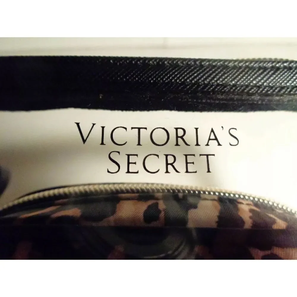 NWT Victoria's S Set 2 Pc Leopard Cosmetic Bag Duo